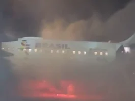 Incêndio em equipamento de solo faz passageiros evacuarem avião da Latam às pressas em Guarulhos
