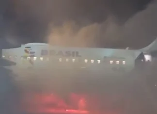 Incêndio em equipamento de solo faz passageiros evacuarem avião da Latam às pressas em Guarulhos