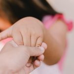 Pensão para filhos de vítimas de feminicídio começa a valer no Brasil