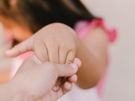 Pensão para filhos de vítimas de feminicídio começa a valer no Brasil