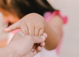 Pensão para filhos de vítimas de feminicídio começa a valer no Brasil
