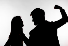 Homem agride esposa com capacete e foge com bebê de sete meses em Colíder