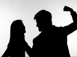 Homem agride esposa com capacete e foge com bebê de sete meses em Colíder