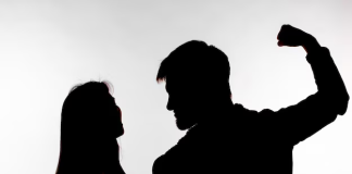 Homem agride esposa com capacete e foge com bebê de sete meses em Colíder