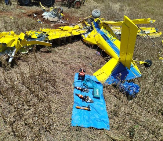 Corpo de Bombeiros realiza desencarceramento de corpo de vítima que ficou presa em ferragens após queda de avião agrícola