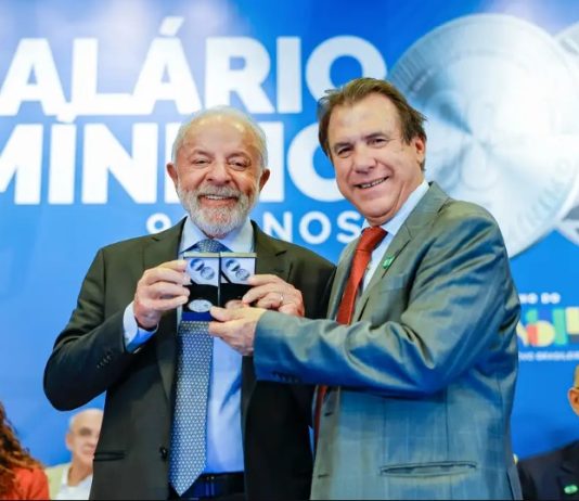 Lula diz que salário mínimo é baixo, mas aponta importância de direito
