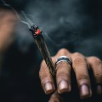 Polícia Militar apreende menores por uso de drogas em terreno baldio