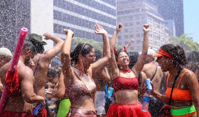 Carnaval sob chuva