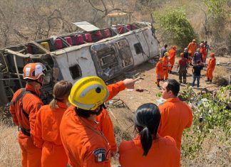 Ônibus com romeiros tomba na AL-220 e deixa 16 mortos, em São José da Tapera