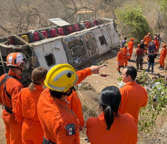Ônibus com romeiros tomba na AL-220 e deixa 16 mortos, em São José da Tapera