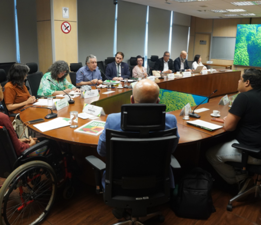 Marina Silva discute adaptação climática nas escolas com estudantes