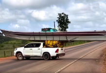 Hilux é flagrada levando barco de 15 metros no Amapá