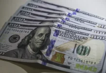 Dólar cai ao menor valor em 21 meses e bolsa bate recorde histórico