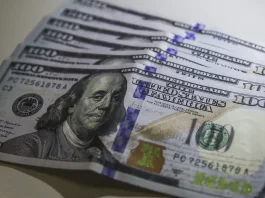 Dólar cai ao menor valor em 21 meses e bolsa bate recorde histórico