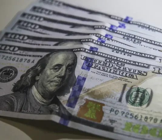 Dólar cai ao menor valor em 21 meses e bolsa bate recorde histórico