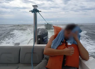 Polícia Ambiental do Paraná resgata barco à deriva no litoral
