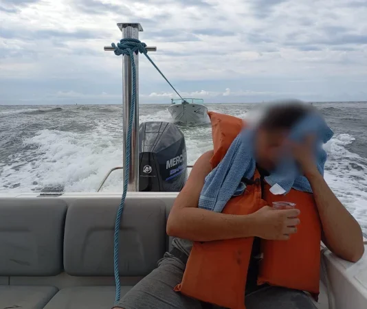 Polícia Ambiental do Paraná resgata barco à deriva no litoral