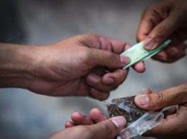 Suspeito de roubo é preso com drogas e balança de precisão