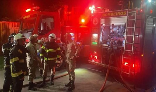 Ex‑marido ateia fogo em casa de mulher em Barra do Garças
