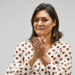 Justiça mantém vídeos no ar e “vida passada” da ex-Primeira Dama vira prova sem urgência