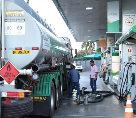 Preços do petróleo fazem distribuidoras elevar margens de combustíveis