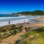 Justiça de SC mantém proibição do naturismo na Praia do Pinho