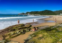 Justiça de SC mantém proibição do naturismo na Praia do Pinho