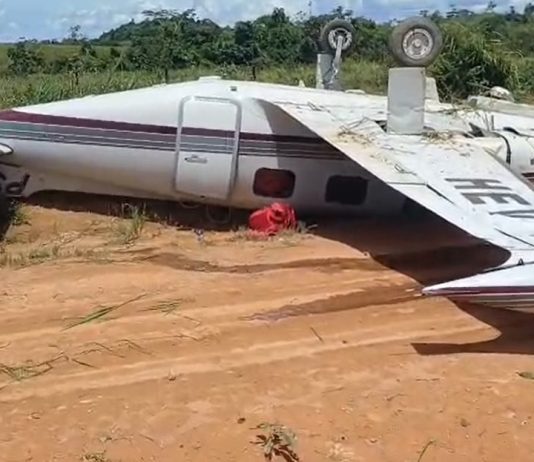 Avião cai durante aterrissagem em Confresa, explode ao solo e deixa duas vítimas fatais