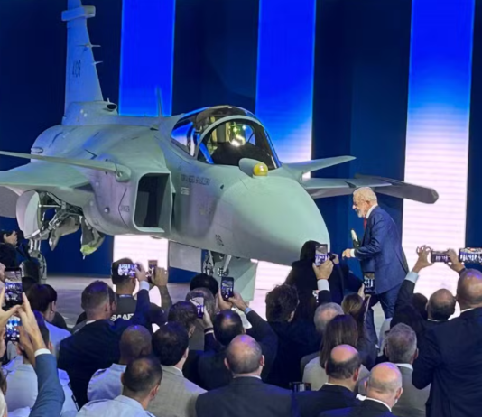Brasil recebe primeiro Gripen F-39E totalmente montado no país