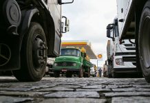 Caminhoneiros articulam greve por alta do diesel em SP