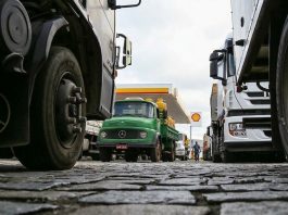 Caminhoneiros articulam greve por alta do diesel em SP