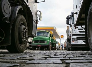 Caminhoneiros articulam greve por alta do diesel em SP