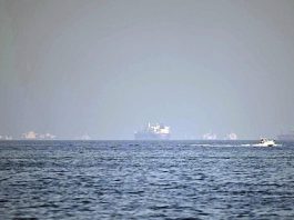 Guerra: Navios são atingidos por projéteis no Estreito de Ormuz