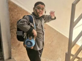 Foto de menino antes de ataque a escola no Irã comove a internet