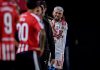 Flamengo empata com Estudiantes em La Plata em jogo marcado por polêmicas de arbitragem e lesão de Arrascaeta