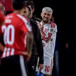 Flamengo empata com Estudiantes em La Plata em jogo marcado por polêmicas de arbitragem e lesão de Arrascaeta