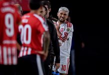 Flamengo empata com Estudiantes em La Plata em jogo marcado por polêmicas de arbitragem e lesão de Arrascaeta