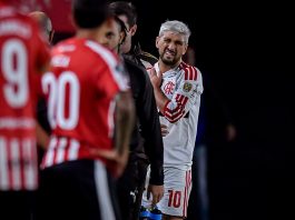 Flamengo empata com Estudiantes em La Plata em jogo marcado por polêmicas de arbitragem e lesão de Arrascaeta