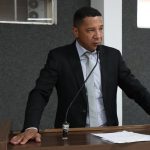 Claudinei cobra obras, critica gestão escolar e alerta limpeza