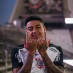 Lingard decide, Corinthians vence e larga na frente na Copa