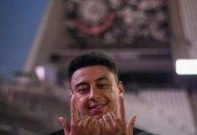 Lingard decide, Corinthians vence e larga na frente na Copa