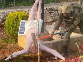 Imagem de soldado israelense vandalizando estátua de Jesus gera revolta internacional