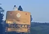 Alunos são flagrados no teto de ônibus escolar no Ceará