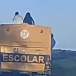 Alunos são flagrados no teto de ônibus escolar no Ceará