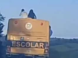Alunos são flagrados no teto de ônibus escolar no Ceará