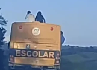 Alunos são flagrados no teto de ônibus escolar no Ceará