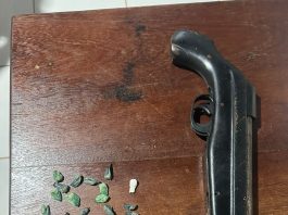 PM apreende arma e drogas após denúncia de ameaça em Apiacás