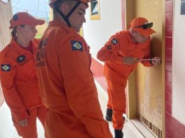 Bombeiros resgatam mulher que ficou presa em banheiro de escola municipal