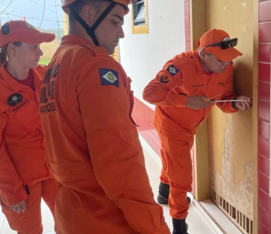 Bombeiros resgatam mulher que ficou presa em banheiro de escola municipal