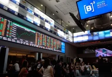 Brasil ganha destaque entre emergentes com queda do dólar